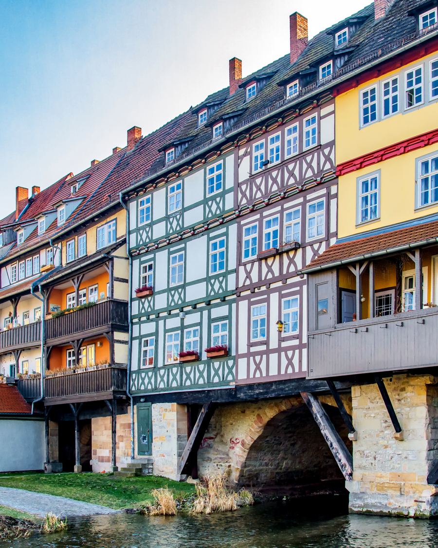 Bunte Fachwerkhäuser auf der Krämerbrücke in Erfurt