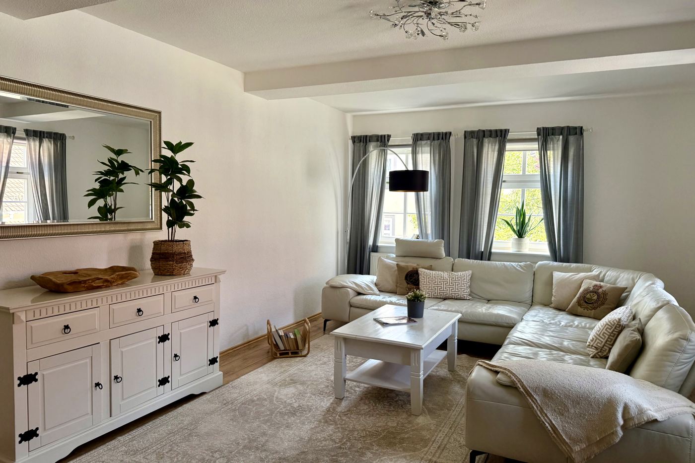 Wohnzimmer einer Schwan-Ferienwohnung